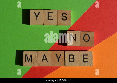 Sì, No, forse, parole in lettere alfabetiche in legno isolate su uno sfondo colorato Foto Stock