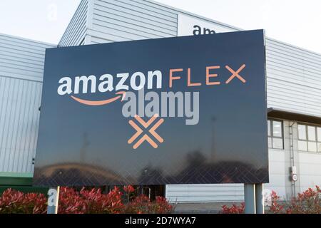 LONDRA, Regno Unito - 22 MARZO 2020 Amazon Flex Logistics Center in Regno Unito Foto Stock