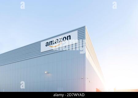 LONDRA, Regno Unito - 22 MARZO 2020 Amazon warehouse Logistics Center in Regno Unito Foto Stock