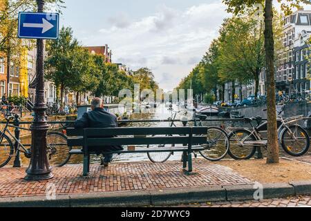 AMSTERDAM OLANDA, 17 SETTEMBRE 2017: Uomo seduto in panchina a Amsterdam City Foto Stock