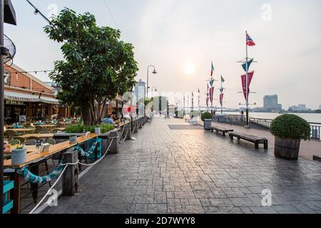 BANGKOK, Thailandia - 01 GENNAIO 2019. Persone asiatiche che camminano lungo il lungomare Foto Stock