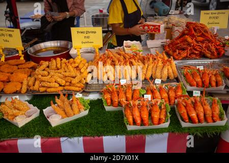 BANGKOK, Thailandia - 01 GENNAIO 2019. Asiatique persone a piedi lungo lungomare Street mercato alimentare Foto Stock