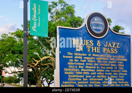 Un marcatore storico del Mississippi Blues Trail sorge su Scenic Drive, il 24 ottobre 2020, a Pass Christian, Mississippi. Foto Stock