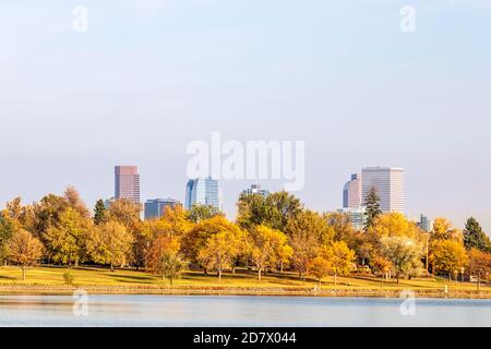 Downtown Denver, Colorado, da Sloan Lake in un giorno d'autunno Foto Stock