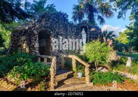 Il sole tramonta sulla Grotta di Lourdes al St. Augustine’s Seminary, 24 ottobre 2020, a Bay Saint Louis, Mississippi. La grotta fu costruita nel 1938. Foto Stock