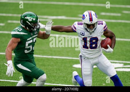East Rutherford, Stati Uniti. 25 Ott 2020. Il linebacker Blake Cashman (53) di New York Jets persegue il ricevitore di Buffalo Bills Andre Roberts (18) nel terzo trimestre durante una partita nella settimana 7 della stagione NFL al MetLife Stadium di East Rutherford, New Jersey, domenica 25 ottobre 2020. Foto di Corey Sipkin/UPI Credit: UPI/Alamy Live News Foto Stock