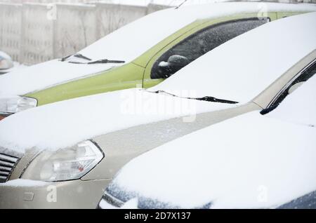 Frammenti di auto parcheggiate coperte di neve bianca Foto Stock