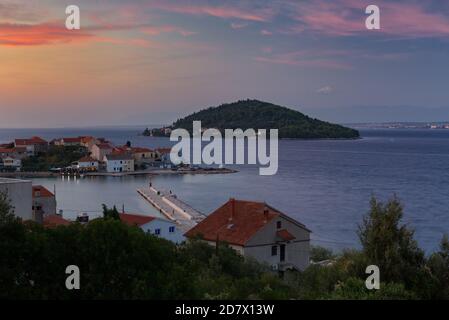 Panorama del famoso villaggio di pescatori Kali sull'isola di Ugljan, Dalmazia, Croazia Foto Stock