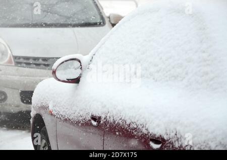 Frammenti di auto parcheggiate coperte di neve bianca Foto Stock