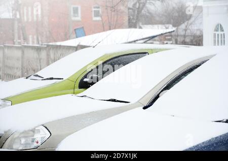 Frammenti di auto parcheggiate coperte di neve bianca Foto Stock