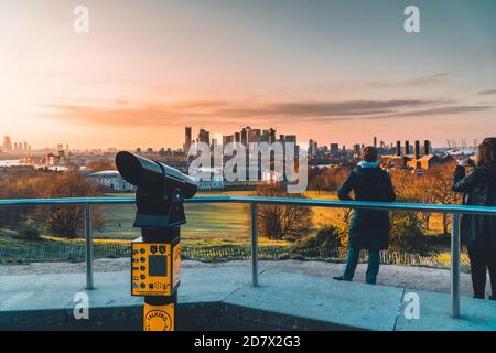 Greenwich Observatory London, UK 11 aprile 2019: Binocolo turistico Telescopio puntato a Canary Wharf Foto Stock