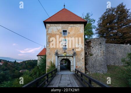 Castello di Ozalj sopra il fiume Kupa, Croazia Foto Stock