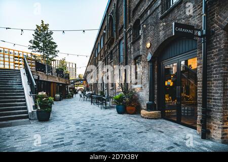 King's Cross Londra, Regno Unito, 12 luglio 2019: Granary Square Coal lascia cadere il nuovo quartiere dello shopping di Yard nel cuore di King's Cross Foto Stock