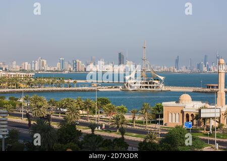 KUWAIT; - 03 agosto; 2017: Vista mattutina del paesaggio urbano del Kuwait Foto Stock