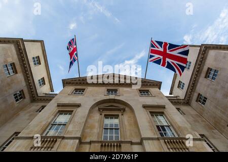LONDRA, REGNO UNITO - 03 giugno 2017: Royal Horse Guard edificio con bandiera verso l'alto. Foto Stock