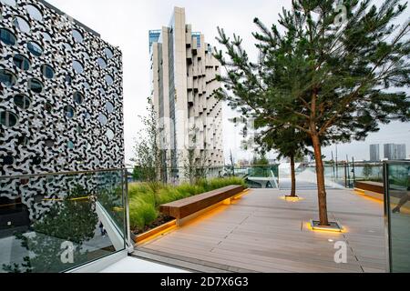 The Tide Greenwich London, UK, 9 luglio 2019: North Greenwich stazione O2, New urban Landscaping pedonali Foto Stock