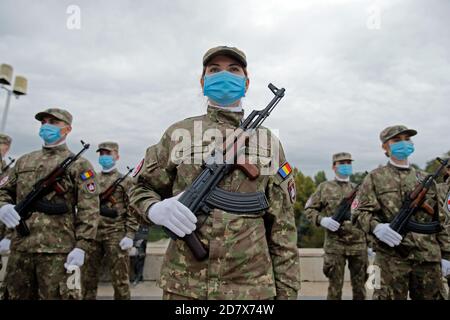 Bucarest, Romania. 25 Ott 2020. I soldati che indossano maschere di protezione assistono ad una cerimonia che segna la Giornata dell'Esercito della Romania alla Tomba del Milite Ignoto a Bucarest, capitale della Romania, il 25 ottobre 2020. Credit: Cristian Cristel/Xinhua/Alamy Live News Foto Stock