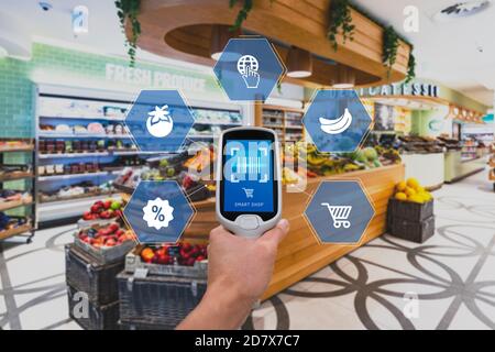 Dispositivo Smart Shop nella scansione del banco cassa e vai. Scansione intelligente che consente ai clienti di eseguire la scansione degli articoli dagli scaffali, imballarli nella borsa e nella Foto Stock