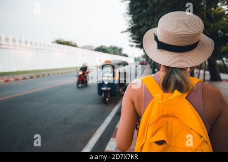 Giovane donna viaggiatore che scatta foto con il suo viaggio mobile a. Thailandia con cappello a Bangkok Thailandia Foto Stock