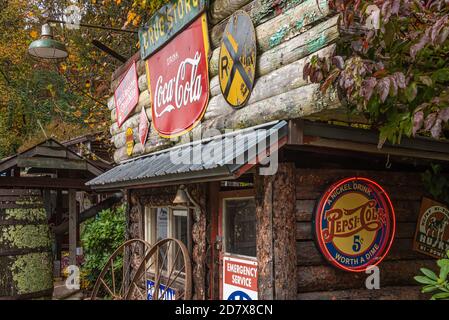 Black Bear Creek Antiques offre un'esperienza unica per gli amanti dell'antiquariato nelle Blue Ridge Mountains di Clayton, Georgia, lungo l'autostrada 76. (USA) Foto Stock