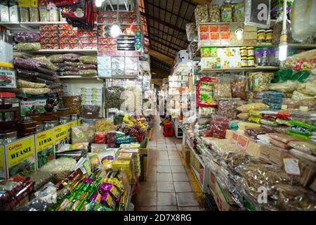 HO chi MINH, VIETNAM - 3 GENNAIO 2019: I venditori non identificati lavorano al mercato di ben Thanh. E' uno dei piu' famosi e popolari punti di riferimento di Saigo Foto Stock