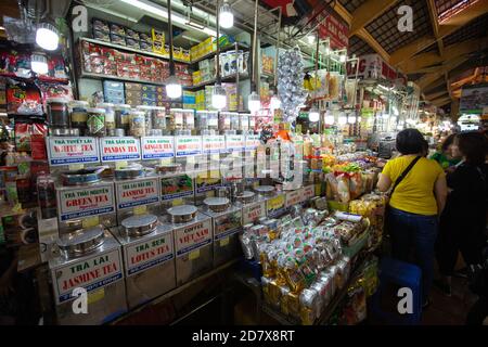 HO chi MINH, VIETNAM - 3 GENNAIO 2019: I venditori non identificati lavorano al mercato di ben Thanh. E' uno dei piu' famosi e popolari punti di riferimento di Saigo Foto Stock