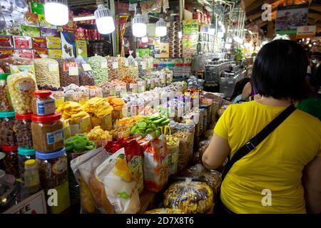 HO chi MINH, VIETNAM - 3 GENNAIO 2019: I venditori non identificati lavorano al mercato di ben Thanh. E' uno dei piu' famosi e popolari punti di riferimento di Saigo Foto Stock