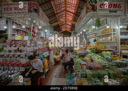 HO chi MINH, VIETNAM - 3 GENNAIO 2019: I venditori non identificati lavorano al mercato di ben Thanh. E' uno dei piu' famosi e popolari punti di riferimento di Saigo Foto Stock