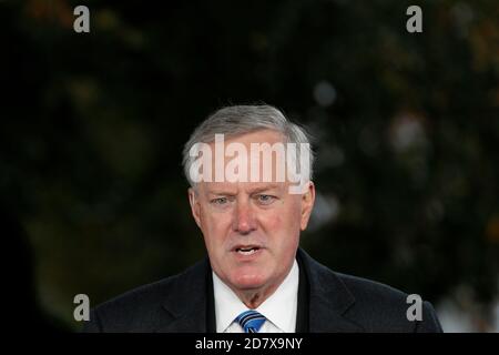 Washington, DC, Stati Uniti. 25 Ott 2020. Il capo dello staff della Casa Bianca Mark Meadows parla ai membri dei media fuori dalla Casa Bianca a Washington, DC, Stati Uniti, domenica 25 ottobre 2020. Credit: Yuri Grippas/Pool via CNP | Usage worldwide Credit: dpa/Alamy Live News Foto Stock