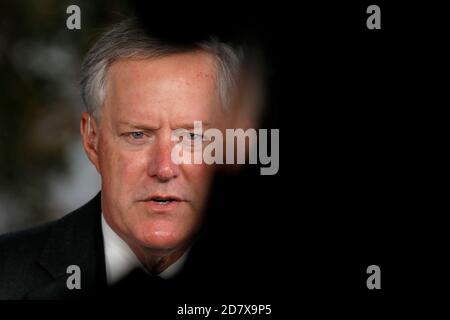 Washington, DC, Stati Uniti. 25 Ott 2020. Il capo dello staff della Casa Bianca Mark Meadows parla ai membri dei media fuori dalla Casa Bianca a Washington, DC, Stati Uniti, domenica 25 ottobre 2020. Credit: Yuri Grippas/Pool via CNP | Usage worldwide Credit: dpa/Alamy Live News Foto Stock