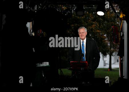 Washington, DC, Stati Uniti. 25 Ott 2020. Il capo dello staff della Casa Bianca Mark Meadows parla ai membri dei media fuori dalla Casa Bianca a Washington, DC, Stati Uniti, domenica 25 ottobre 2020. Credit: Yuri Grippas/Pool via CNP | Usage worldwide Credit: dpa/Alamy Live News Foto Stock