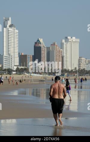 Stile di vita, uomo anziano attivo che corre sulla spiaggia, persone, Durban, Sud Africa, attività balneare, Golden Mile Waterfront, fitness, salute, paesaggio Foto Stock