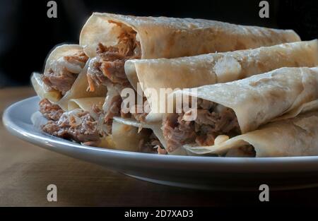 Macro Fotografia, cibo messicano, burritos di manzo in un piatto fatto con tortillas di farina, tacos messicani Foto Stock