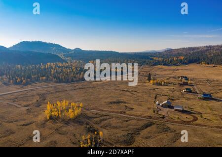 Vista aerea soleggiata del bel colore autunnale intorno a Dixie National Forest nello Utah Foto Stock