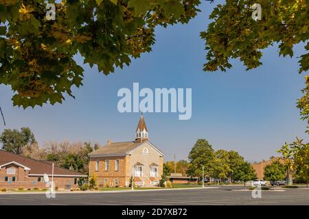 Vista soleggiata del Parowan Old Rock Church Museum a Parowan, Utah Foto Stock