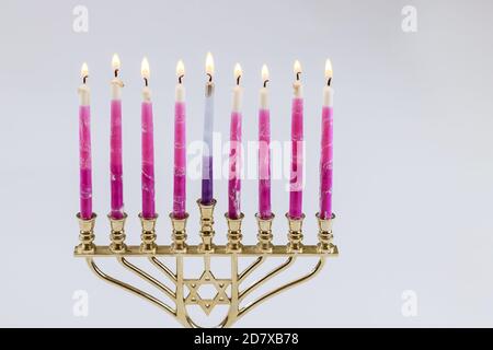 Festa ebraica simbolo Hanukkah menorah delle luci stella di David su sfondo bianco isolato Foto Stock