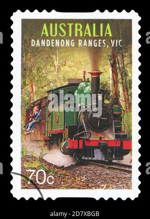 AUSTRALIA - CIRCA 2015: Un francobollo usato dall'Australia, raffigurante un'illustrazione di un treno passeggeri di un primo motore a vapore in Dandenong Ranges, V. Foto Stock