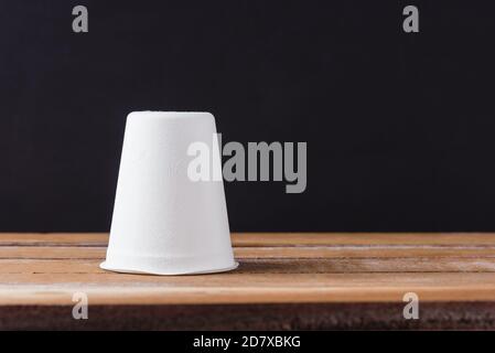Divertente Halloween giorno decorazione partito, plastica tumbler fantasma, studio girato isolato su sfondo nero, felice concetto di vacanza Foto Stock