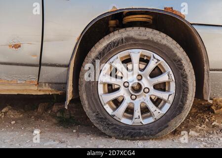 Forte ruggine su un parafango auto. Necessità di riparazioni, danni causati dal sale stradale. Foto Stock