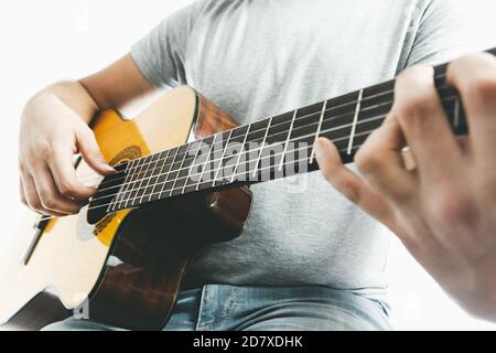 Primo piano del chitarrista che suona la mano con la chitarra classica Foto Stock