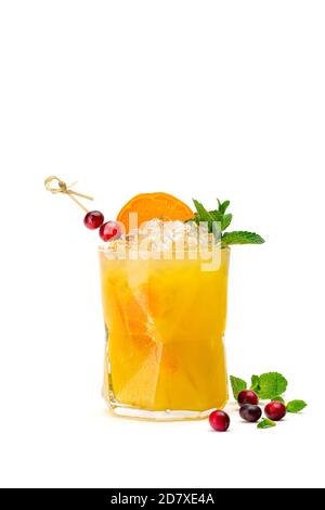 Caipirinha tangerina in un vetro alto su uno sfondo bianco con mirtilli rossi Foto Stock