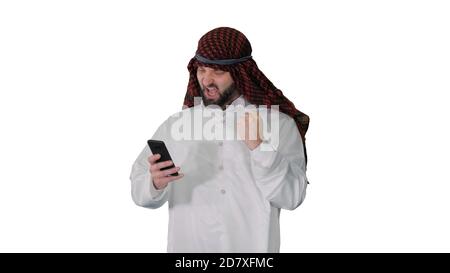 Arab sheikh indossare kiffiyeh ricevere notizie grate al telefono o Foto Stock