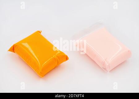 Set di argilla di modellazione del colore o plastica leggera per la modellazione su sfondo bianco Foto Stock