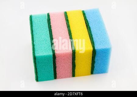 Set di spugne multicolore per la pulizia delle stoviglie, per la pulizia del bagno e di altre necessità domestiche su fondo bianco. Primo piano Foto Stock