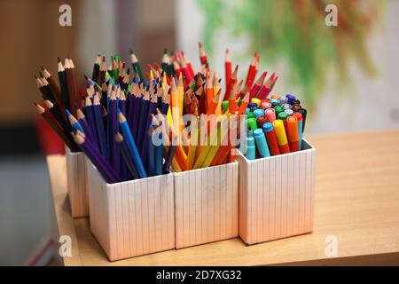 Penne e matite raffigurate in una scuola di Hastings, East Sussex, Regno Unito. Foto Stock
