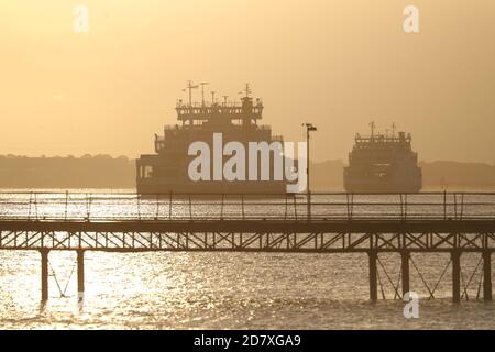 Il sole sorge su un traghetto Red Funnel che viaggia da Southampton all'Isola di Wight, Hampshire. Foto Stock