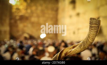 Shofar e sullo sfondo, i religiosi pregano al Muro Occidentale. Foto Stock