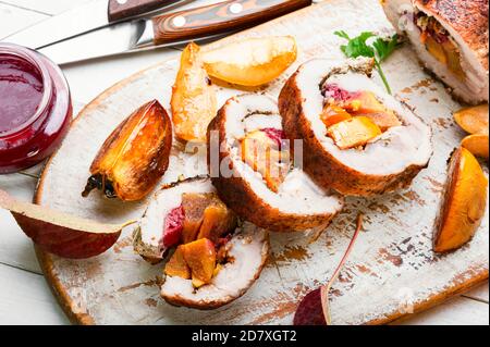 Involtino di maiale al forno con persimmon.Meat d'autunno ripieni di cibo Fruits.Autumn Foto Stock
