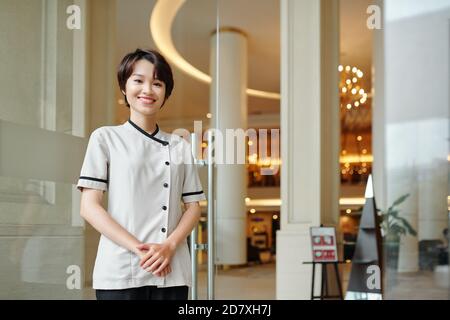 Direttore giovane asiatico dell'hotel Foto Stock