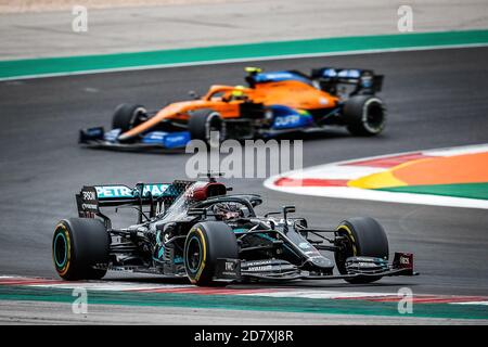 25.10.2020, Autódromo Internacional do Algarve, Portimao, FORMULA 1 HEINEKEN GRAN PREMIO DI PORTOGALLO 2020, nella foto Lewis Hamilton (GB 44), Mercedes-AMG Petronas F1 Team, Lando Norris (GBR 4), McLaren F1 Team | utilizzo in tutto il mondo Foto Stock